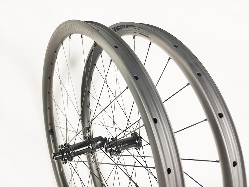 tubeless-carbon-mtb-bike-wheelset.jpg