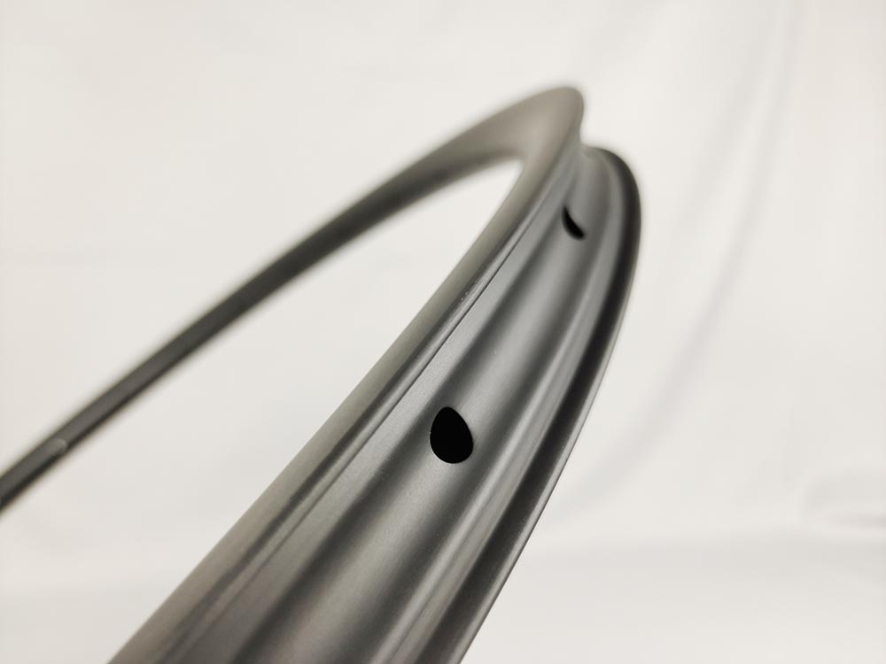 30mm carbon tubeless hookless rim.jpg