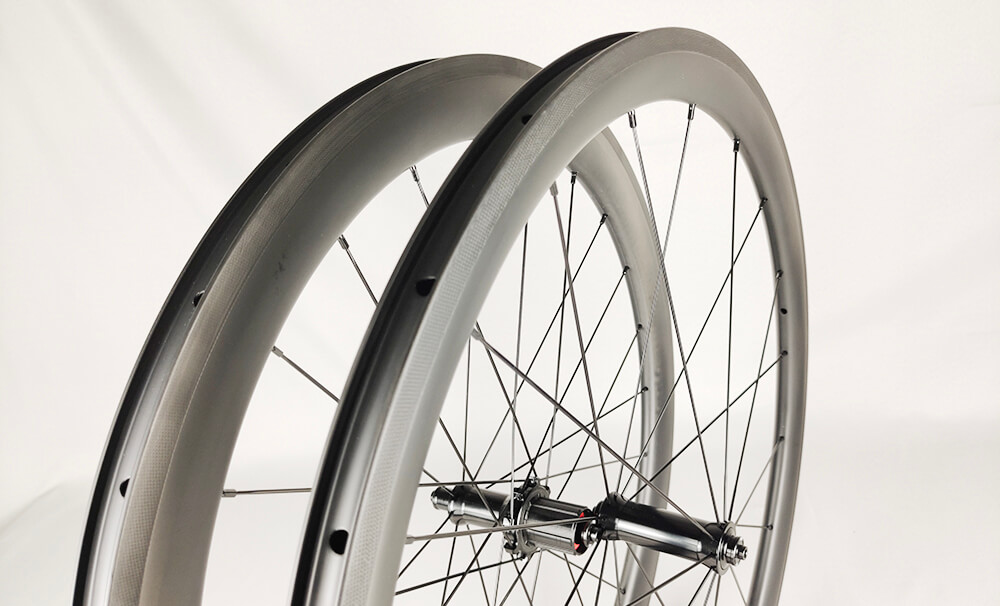 SR030-clincher-carbon-rim-brake-road-bicycle-wheel.jpg